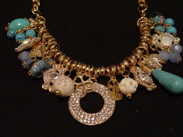 Colar dourado com pingente azuis