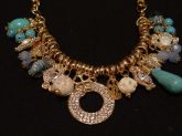 Colar dourado com pingente azuis
